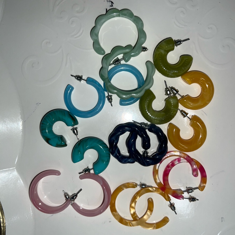 9 pairs of colorful resin earrings